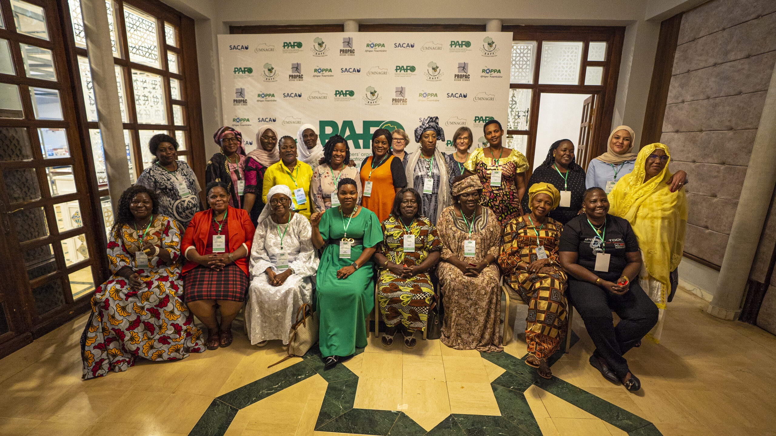 Photo De Groupe Femme Scaled